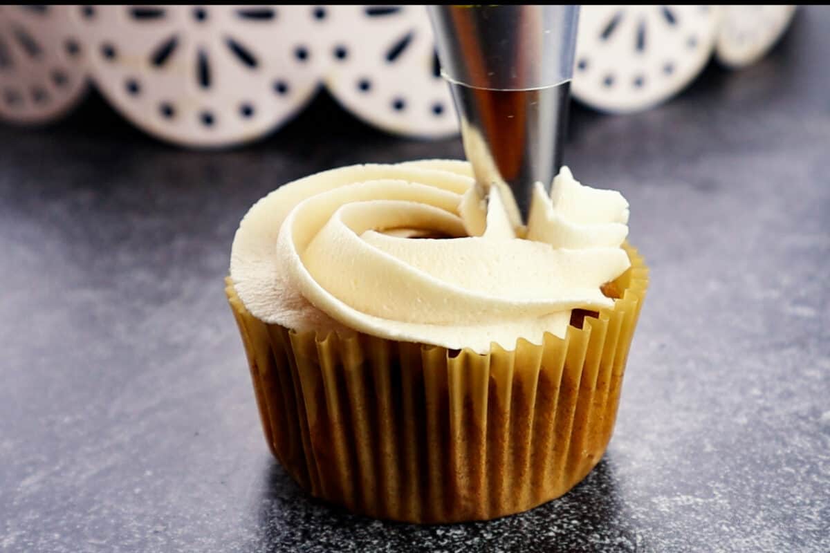 complete circle and start spiraling with frosting