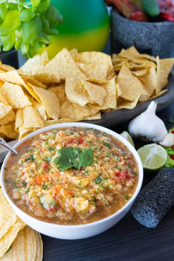 Easy Mango Salsa Recipe, A super easy, and super quick mango salsa recipe that will have your taste buds dancing! Top your favorite tacos or use chips! Either way this mango salsa recipe is what you need in your life! #atablefullofjoy #tacotable #tacotuesday #mangosalsa #mangopineapplesalsa #pineapplesalsa #salsa #cincodemayo