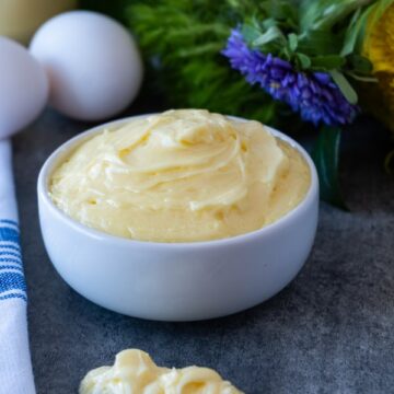 Homemade Mayo is easy to make and extra delicious! Thick and creamy - you won’t want to go back to store bought after making your own homemade mayo! #homemademayo #mayo #paleo #keto #whole30 #atablefullofjoy #easy #best