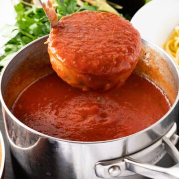 This easy pasta sauce recipe tastes delicious and takes no time at all to make! #easy #pastasauce #homemade #garlic #atablefullofjoy #dinnerrecipe