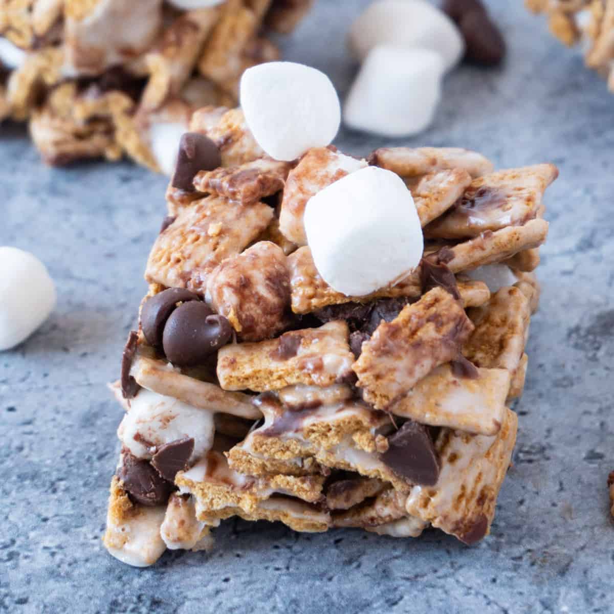 golden graham s'mores bars close up featured image