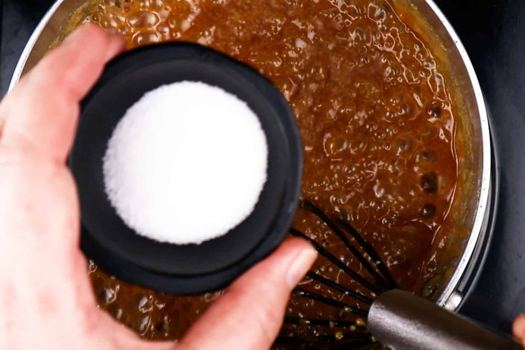 Caramel sauce cooking
