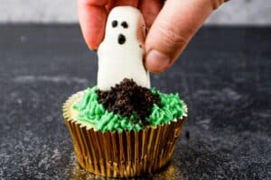 adding ghost to cupcake