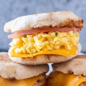 scrambled egg breakfast sandwich featured image