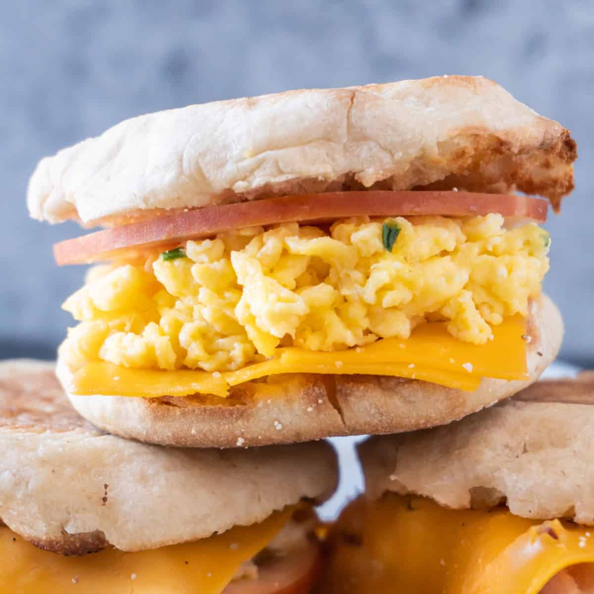 scrambled egg breakfast sandwich featured image