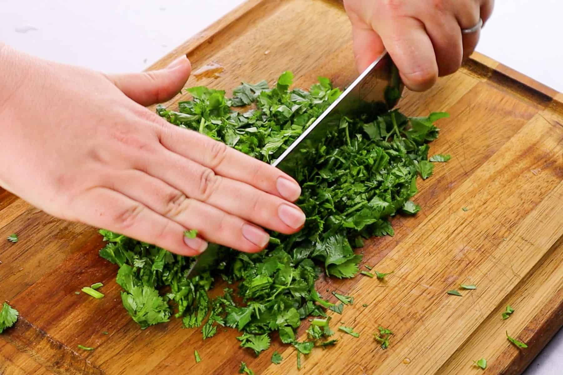 https://www.atablefullofjoy.com/wp-content/uploads/2021/07/how-to-cut-cilantro-13.jpg