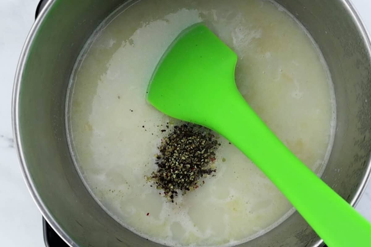 adding pepper to gravy