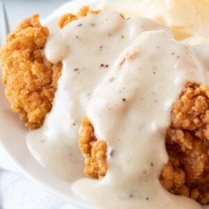 peppered gravy featured image- gravy on chicken strip