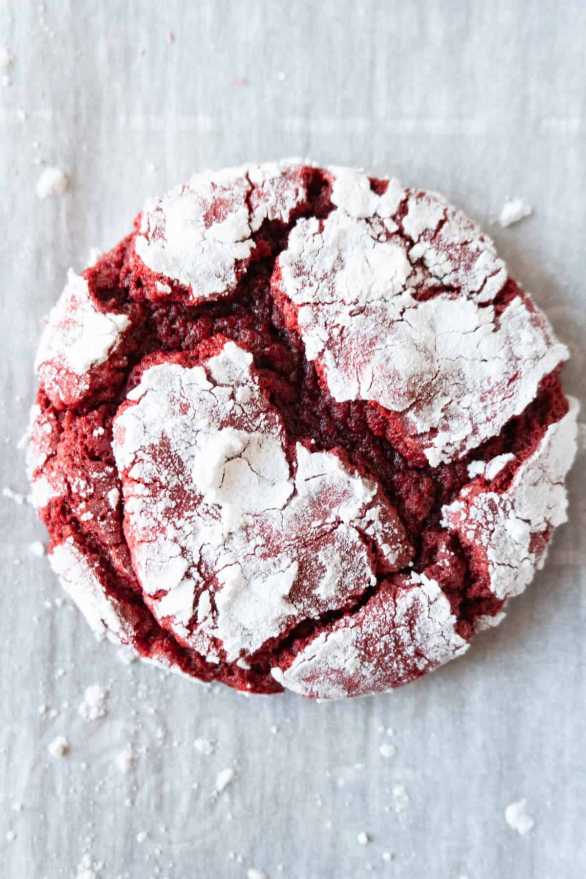 red velvet crinkle cookie close up