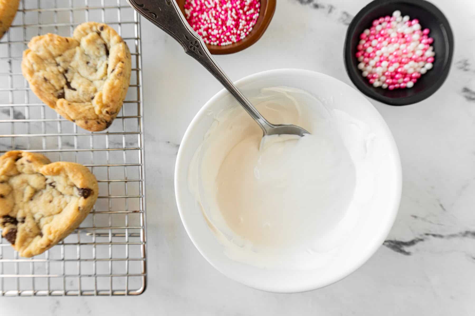 candy melts melted in bowl.