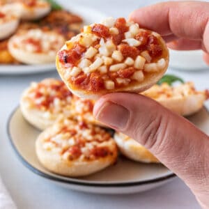 air fryer bagel bites featured image.