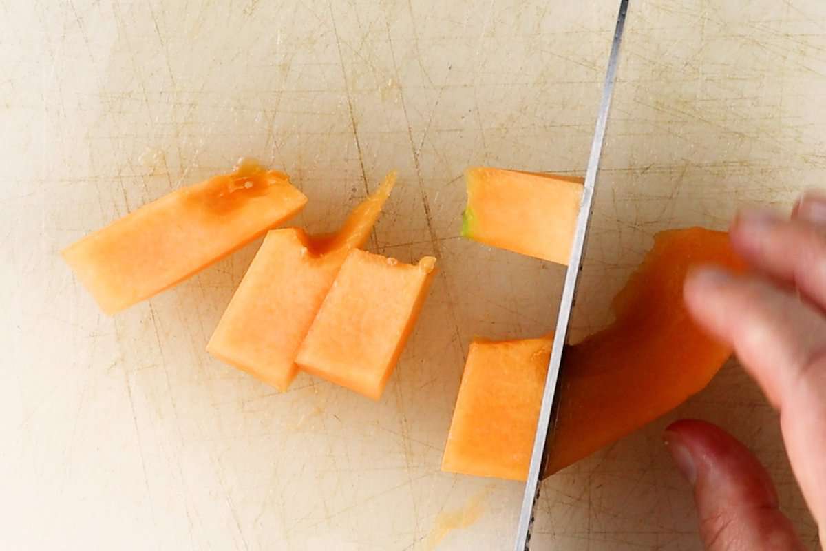 cutting cantaloupe into squares