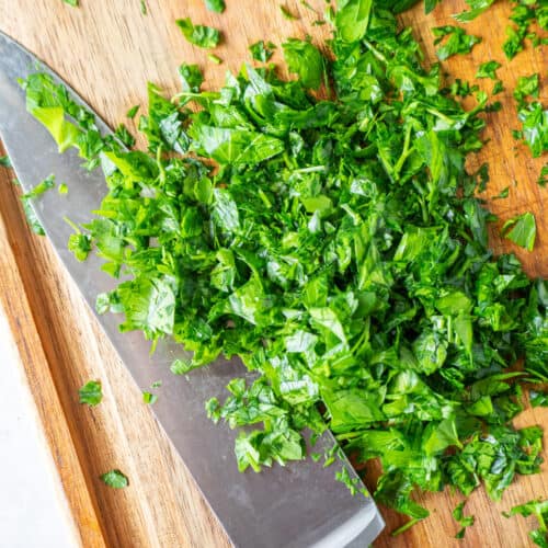 How to Chop Parsley {Step-by-Step Tutorial} - FeelGoodFoodie