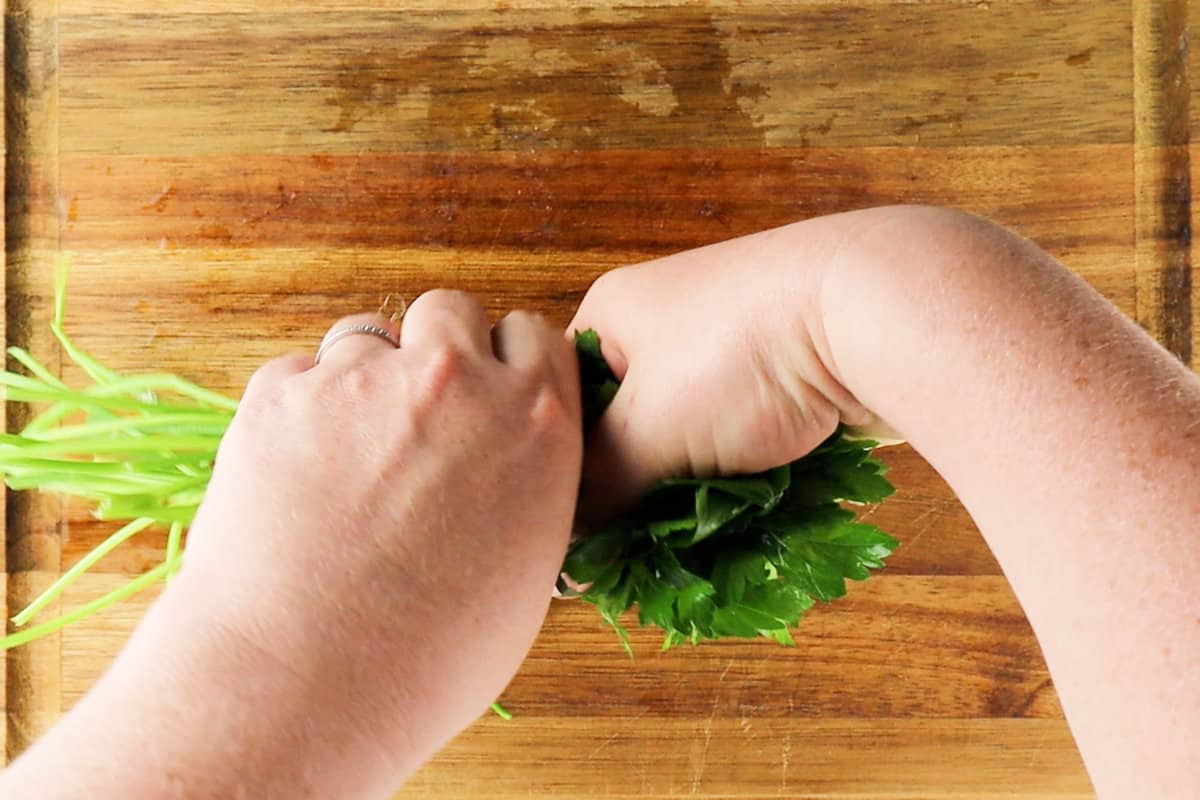 How to Chop Parsley {Step-by-Step Tutorial} - FeelGoodFoodie