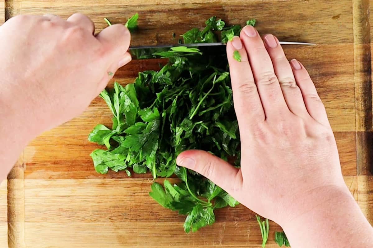 How to Chop Parsley {Step-by-Step Tutorial} - FeelGoodFoodie