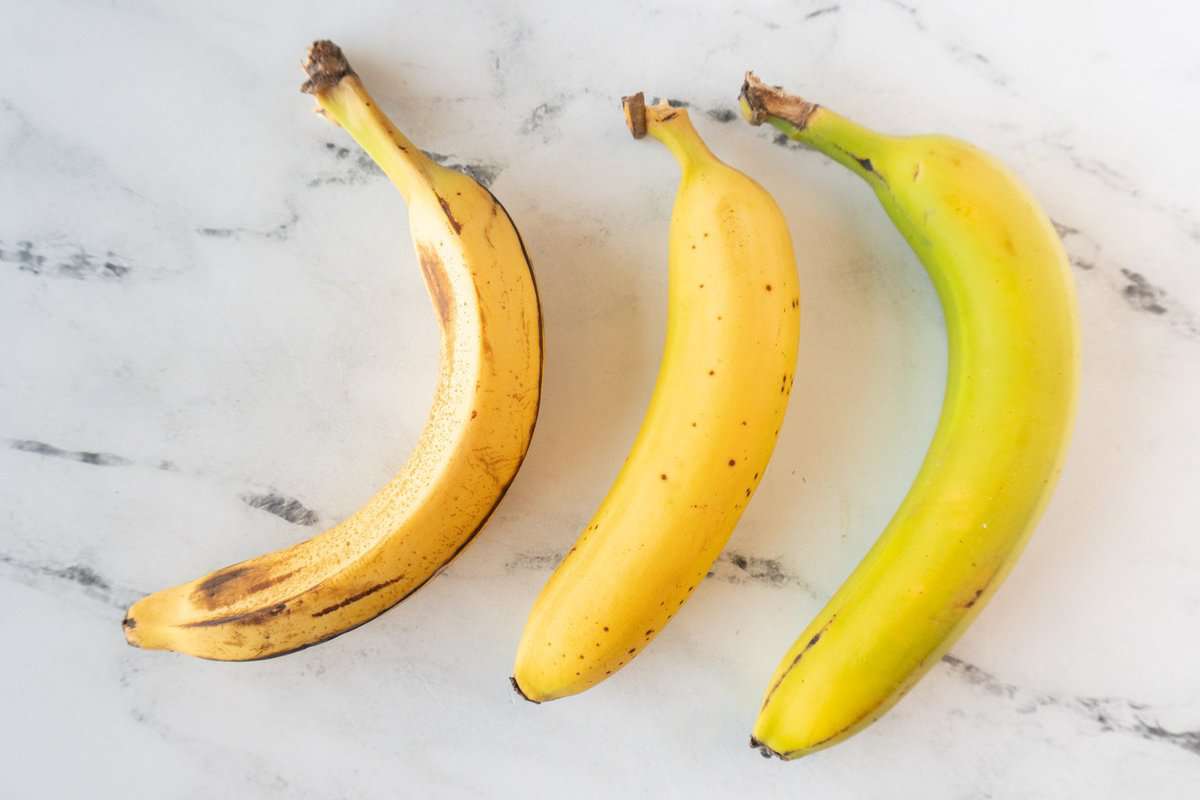 bananas ranging from overripe to green