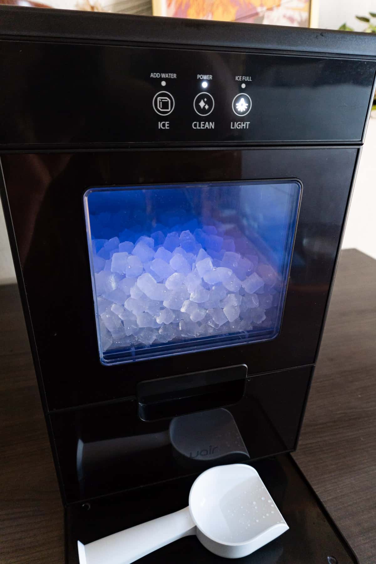 nugget ice maker with blue light on