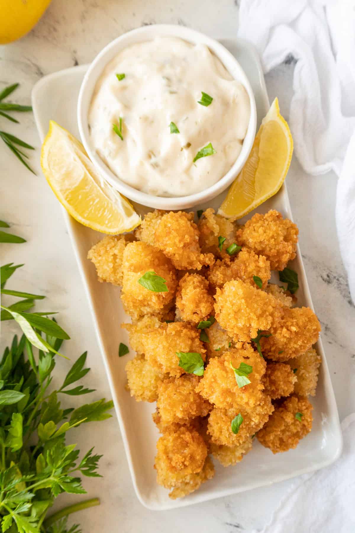 fried scallops with lemon and tartar sacue