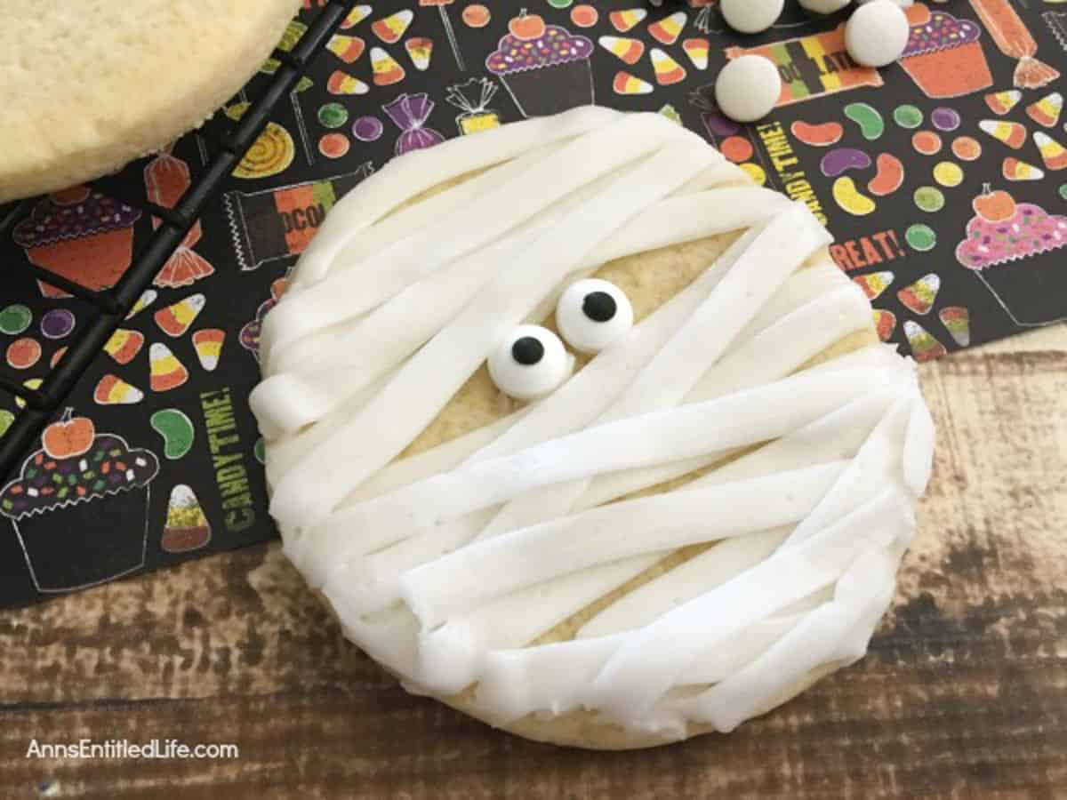 mummy sugar cookie close up