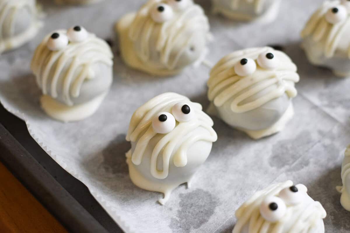 mummy oreos balls on baking sheet