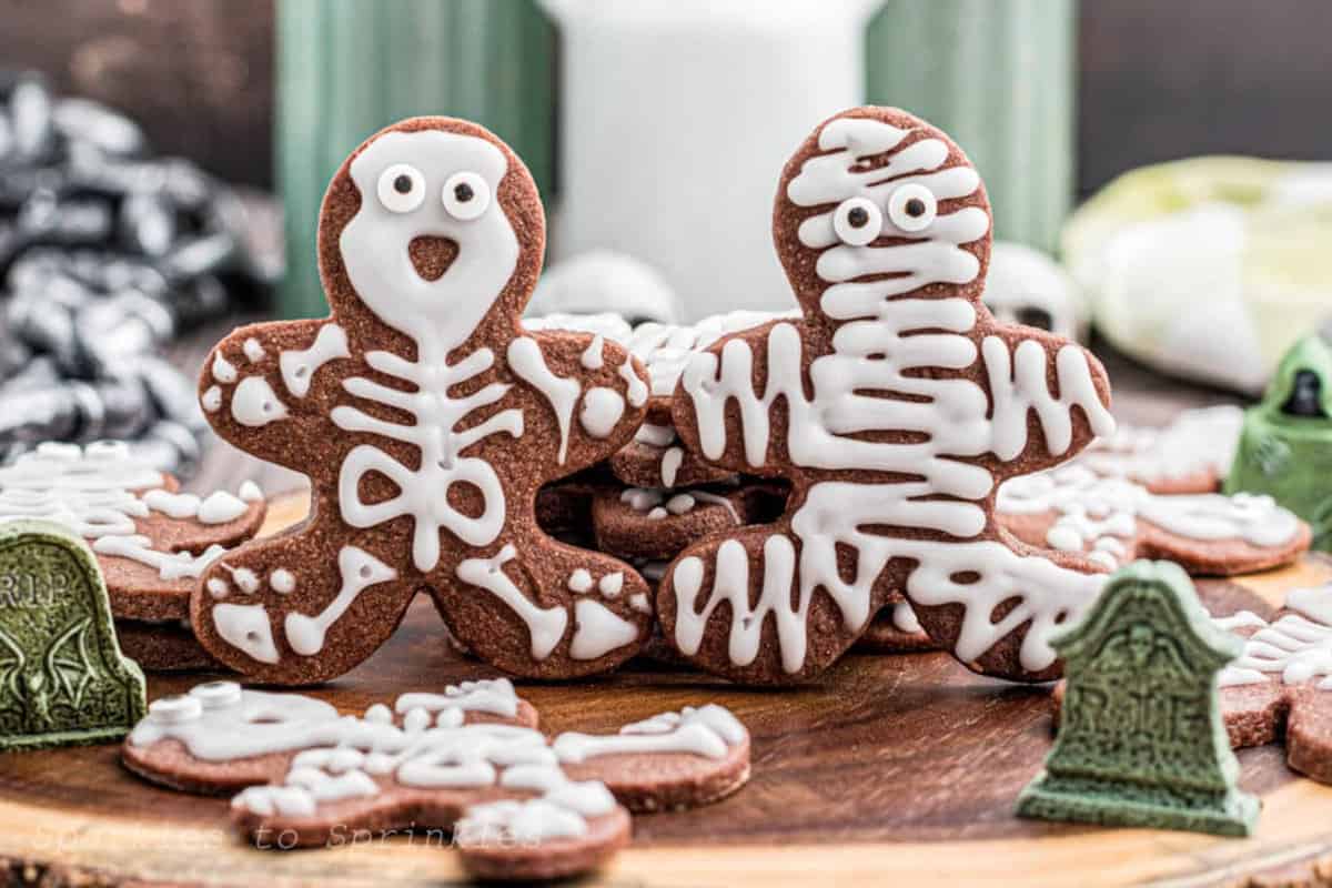 gingerbread cookies that look like skeletons