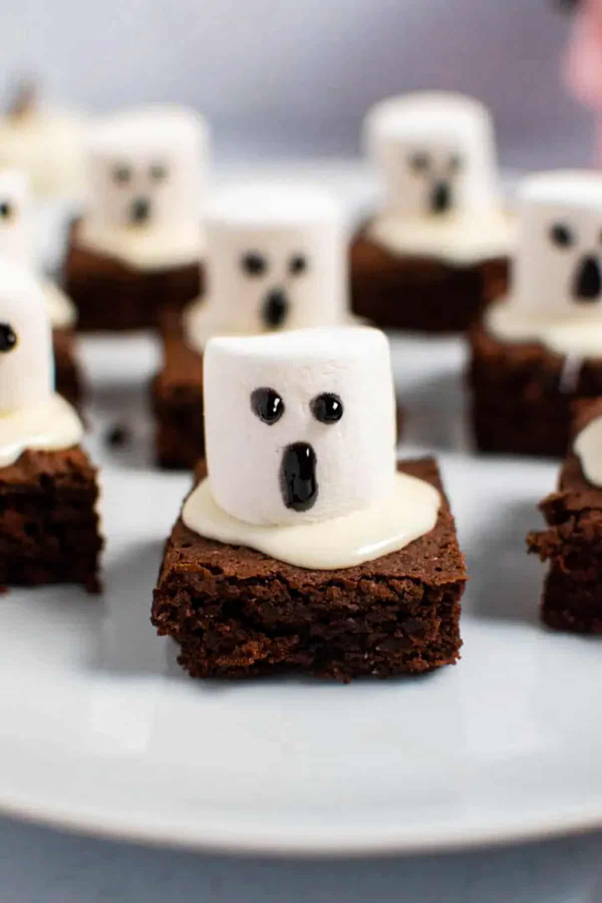 halloween brownies with ghosts on top