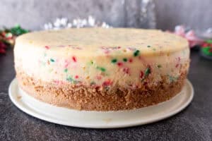 baked cheesecake before deocrating