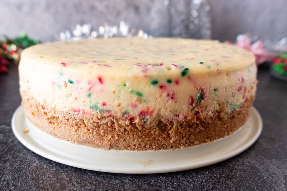 baked cheesecake before deocrating