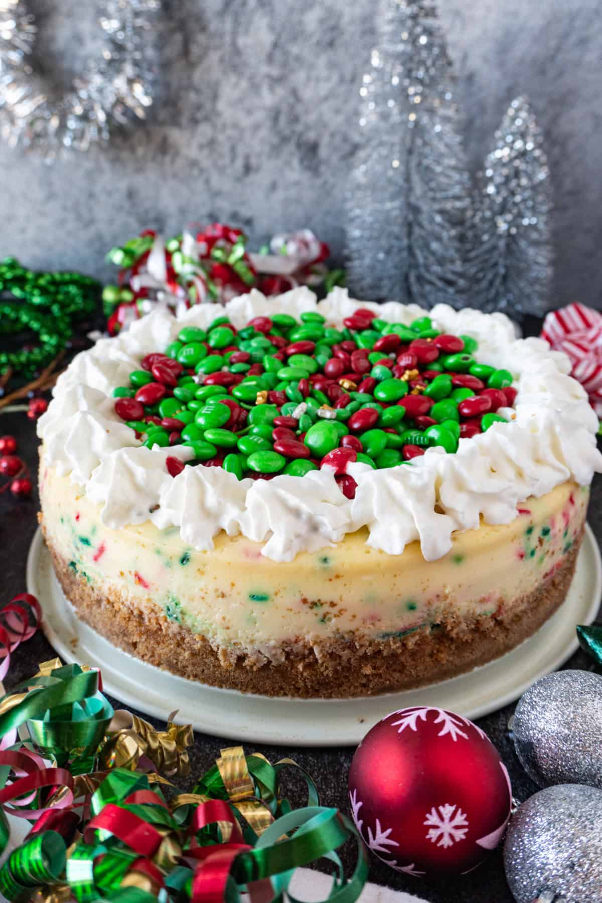 christmas cheesecake wiht m&ms on top